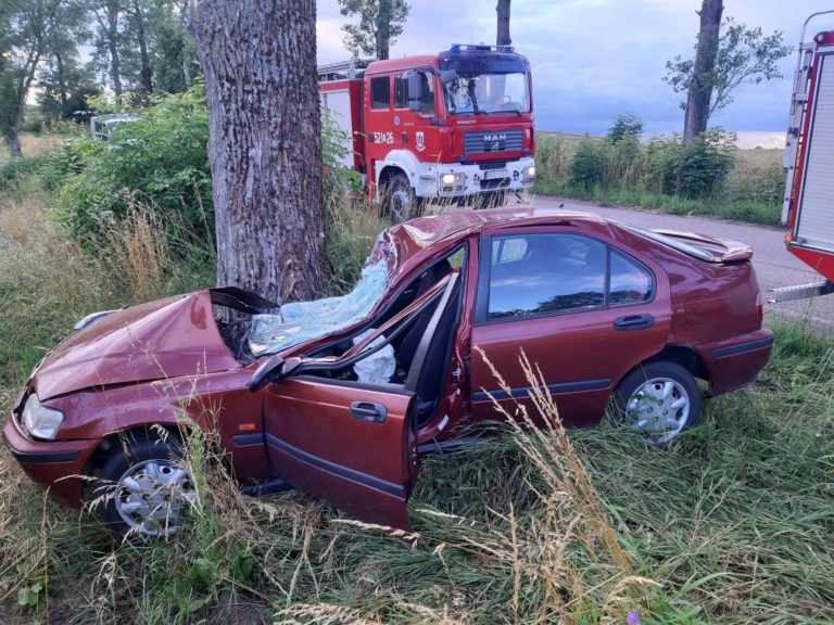 19-letniego kierowcę poniosła brawura. Z urazem głowy trafił do szpitala
