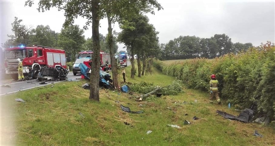 Śmierć kierowcy po uderzeniu w drzewo. Samochód „był mocno rozerwany”