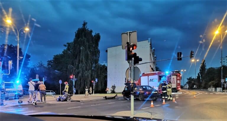 Samoch&oacute;d staranował motocykl na jednej z ruchliwych ulic w Olsztynie