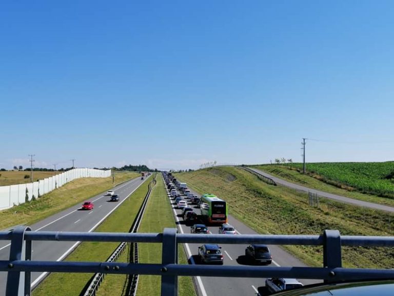 Utrudnienia na S7 po wypadku trzech osob&oacute;wek
