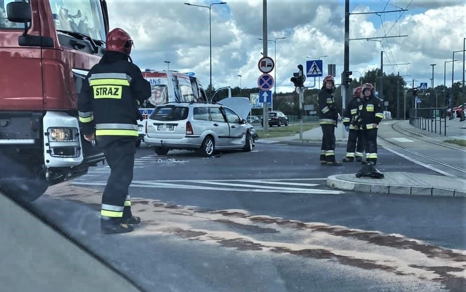 Groźny wypadek na skrzyżowaniu ul. Tuwima i Iwaszkiewicza