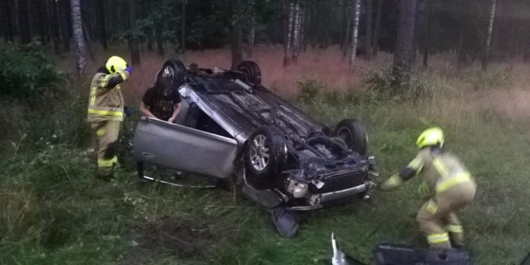 Kierująca w zaawansowanej ciąży wjechała do rowu i dachowała