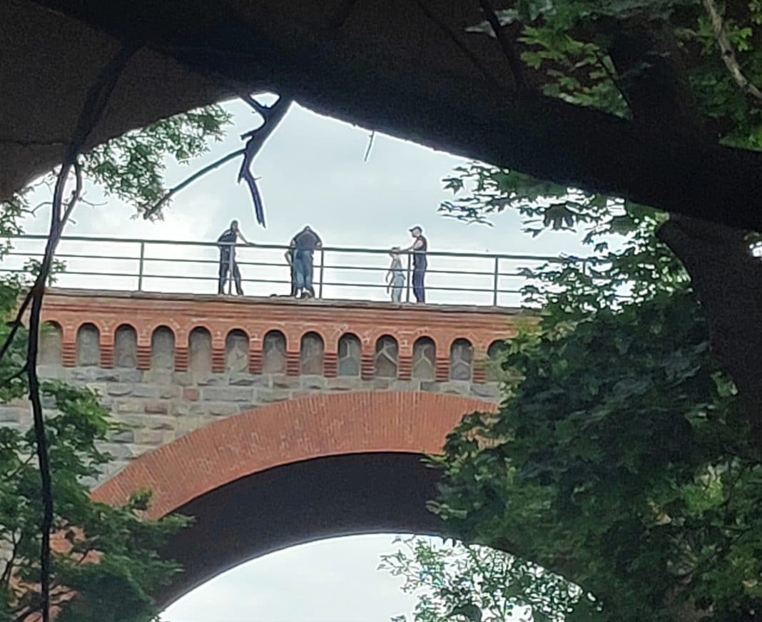 Mężczyzna chciał skoczyć z wiaduktu kolejowego w Olsztynie