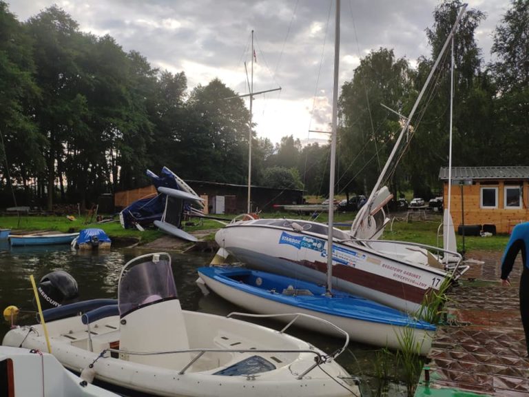 Tornado w Olsztynie? Na Krzywym powywracało żagl&oacute;wki i połamało maszty. &bdquo;Trwało to minutę&rdquo;