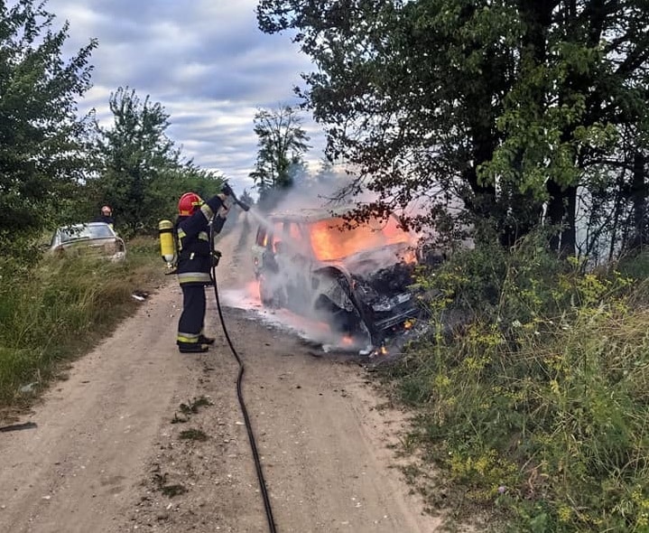 Samochód stanął w płomieniach po wypadku