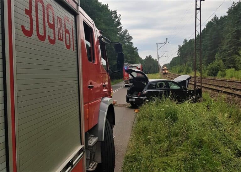Wjechał samochodem w słup trakcyjny ul. Bałtyckiej, PKP zatrzymało ruch kolejowy