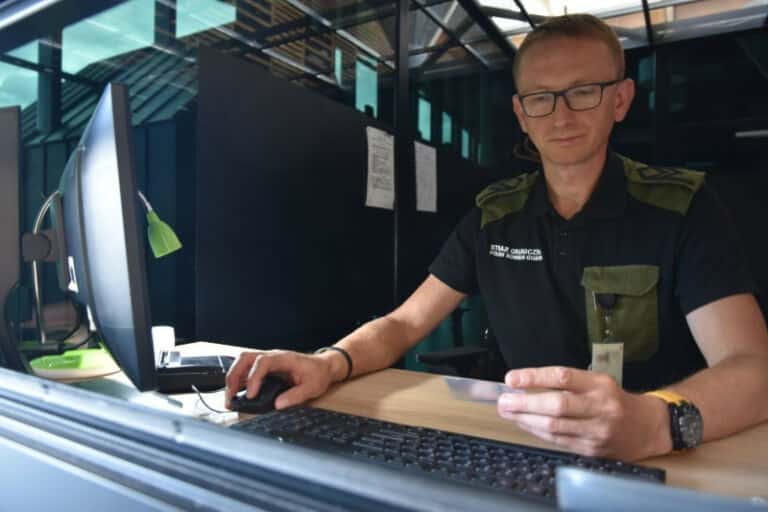 Dopiero co otworzono granice, a już podr&oacute;żujący do Londynu został aresztowany w Szymanach