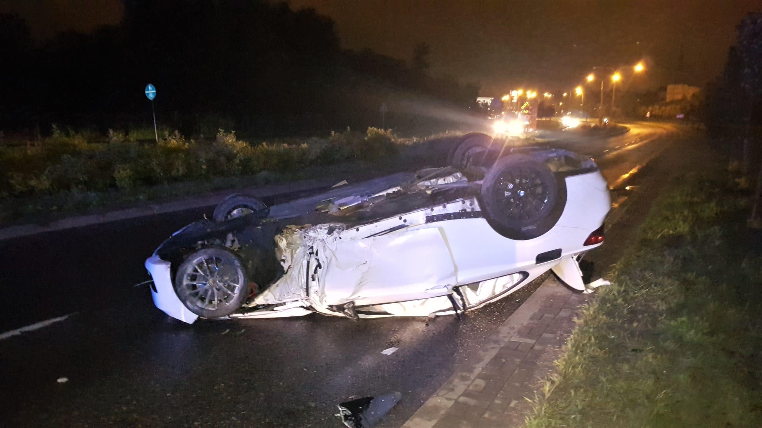 22-letni kierowca BMW uderzył w latarnię na ul. Obrońców Tobruku. Auto dachowało