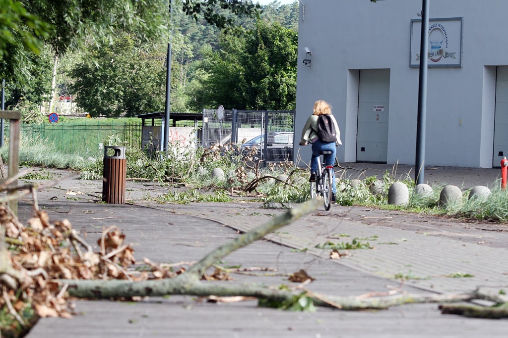 Zdjęcia czytelników pokazują skalę zniszczeń po gwałtownej burzy jaka przeszła nad Olsztynem