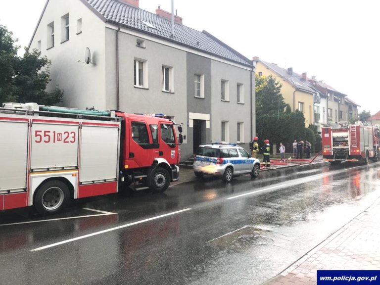 Mieszkańcy nie wiedzieli że płonie ich dom. Policjanci wskoczyli do budynku i uratowali poparzonego mężczyznę