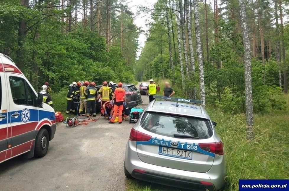 Mieszkanka Krakowa na prostym odcinku drogi uderzyła w drzewa