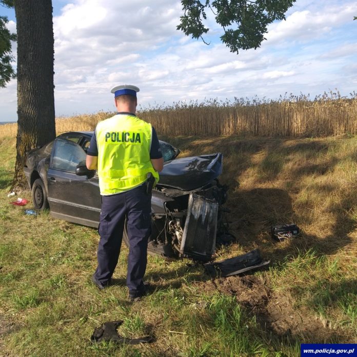 Doszło do czołowego zderzenia audi i passata. Jedna osoba zginęła na miejscu