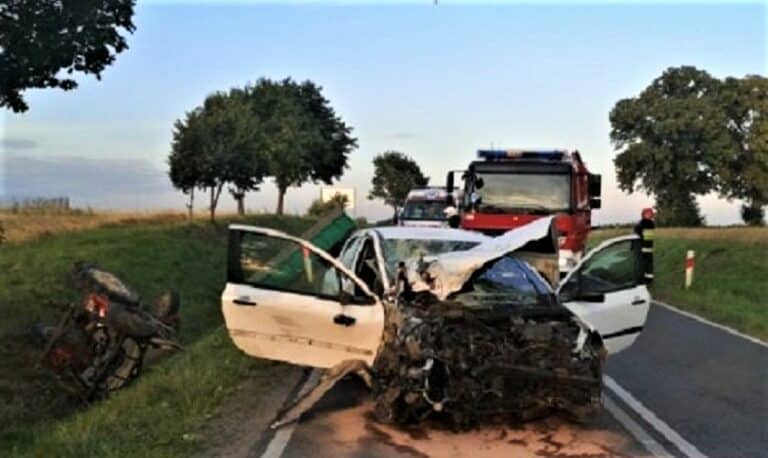 Wjechał w przyczepę spychając ciągnik do rowu. Odbił się i uderzył w jadący z naprzeciwka samochód