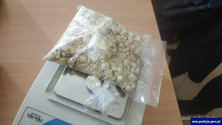 Szpadlem w lesie wykopał zwiniętą reklamówkę. Okazało się, że są to narkotyki