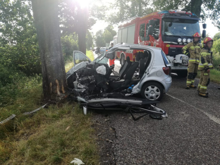 Śmiertelny wypadek. Samochodem uderzył w drzewo