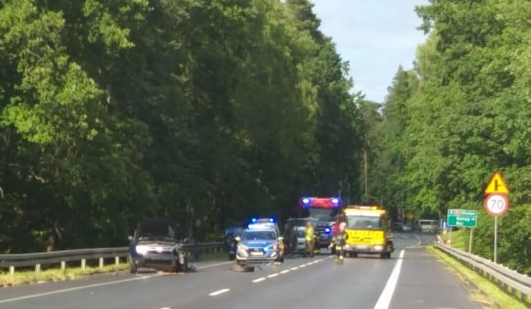 PILNE! Droga wyjazdowa z Olsztyna zablokowana. Wypadek 5 samochod&oacute;w. 3 osoby w szpitalu