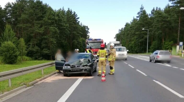 Wjechał w samoch&oacute;d przed nim &ndash; kolizja na drodze Olsztyn-Barczewo