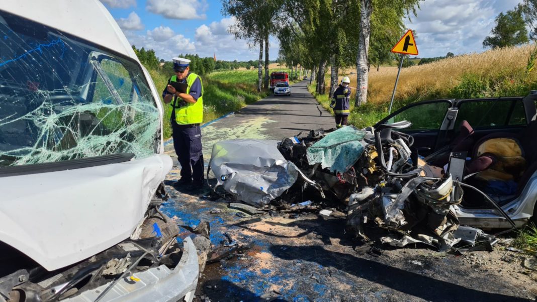 Cztery osoby ranne w wypadku po zderzeniu samochodu osobowego BMW z busem