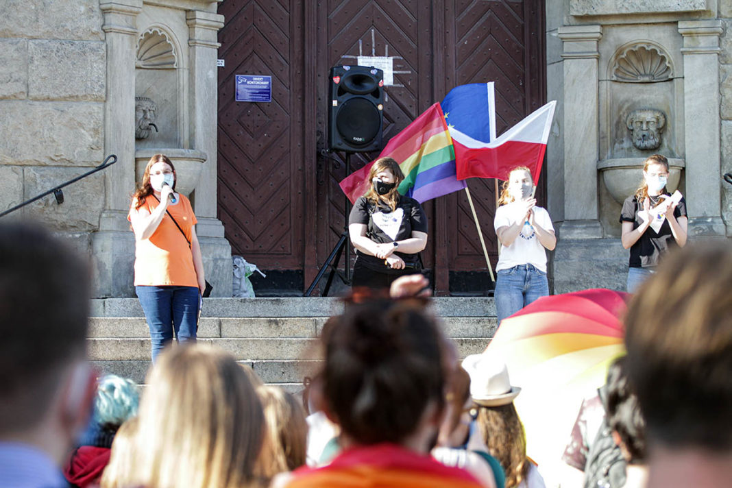 Środowiska chrześcijańskie kontra prezydent Grzymowicz. W tle LGBT