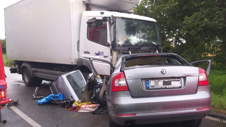 Kierowca i pasażerka samochodu osobowego zginęli na miejscu po czołowym zderzeniu z ciężar&oacute;wką