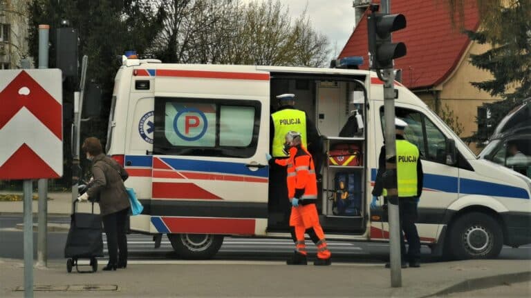 6-latek wjechał hulajnogą pod auto