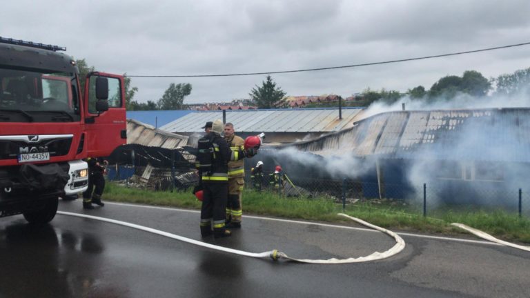 Pożar hali w Bartągu. 18 zastęp&oacute;w walczy z ogniem
