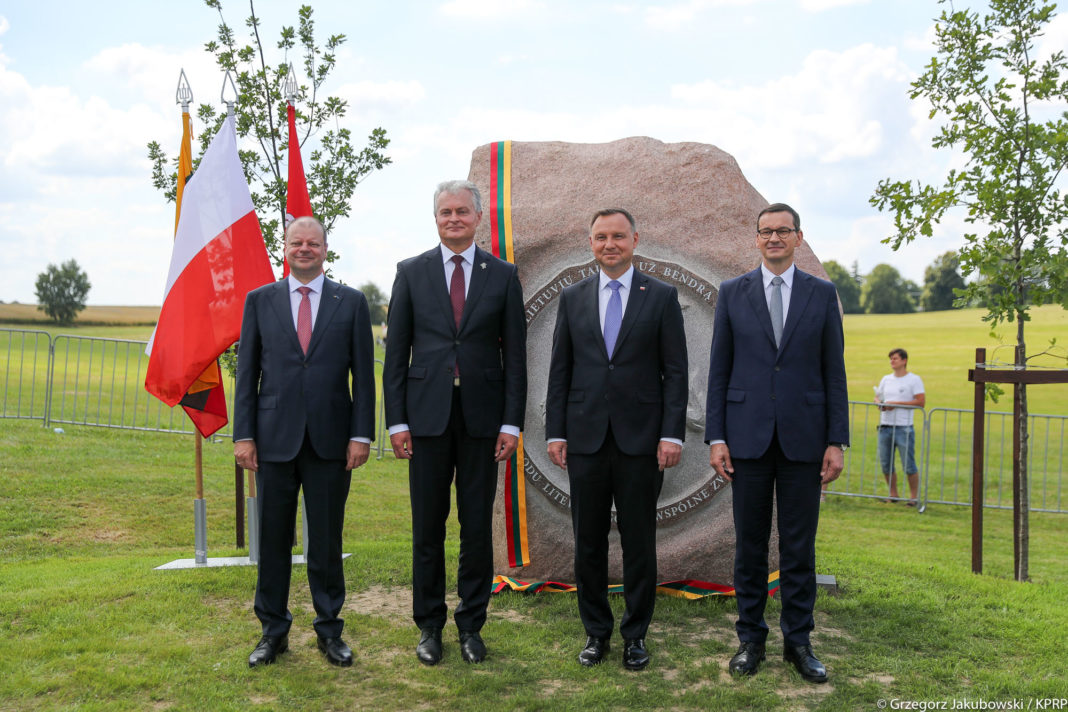 Pod Grunwaldem prezydenci Polski i Litwy odsłonili głaz pomnikowy poświęcony uczestnikom bitwy