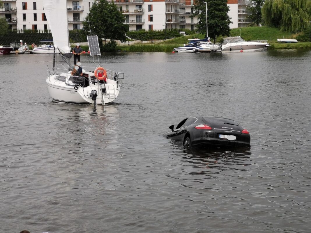Porsche zatonęło w jeziorze
