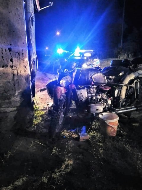 Trzy osoby na jednym motocyklu uderzyły w ścianę budynku. Nie mieli kasków