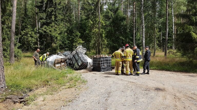 W lesie znaleziono pojemniki z odpadami chemicznymi
