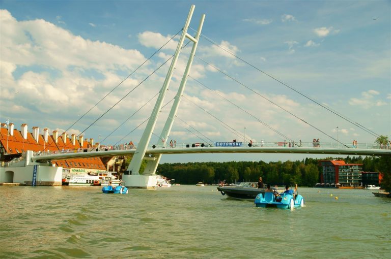 Śmierć w Mikołajkach. Turysta skoczył na główkę z kładki dla pieszych