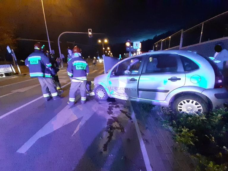 Kolizja na ul. Bałtyckiej. Kierowca i pasażer porzucili BMW i uciekli