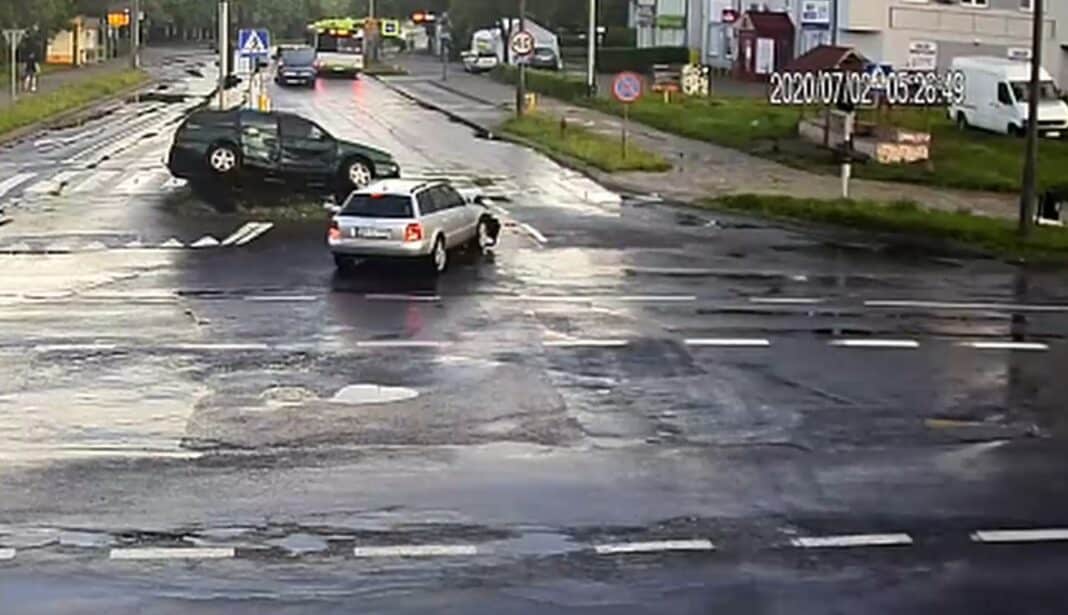 Zderzenie dwóch aut na skrzyżowaniu ulicy Żołnierskiej z ul. Dworcową. Nagranie z ITS