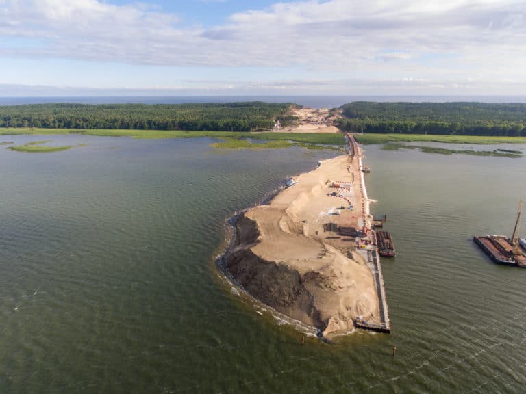 W miejscu przekopu Mierzei Wiślanej trwają prace m.in. przy budowie śluzy