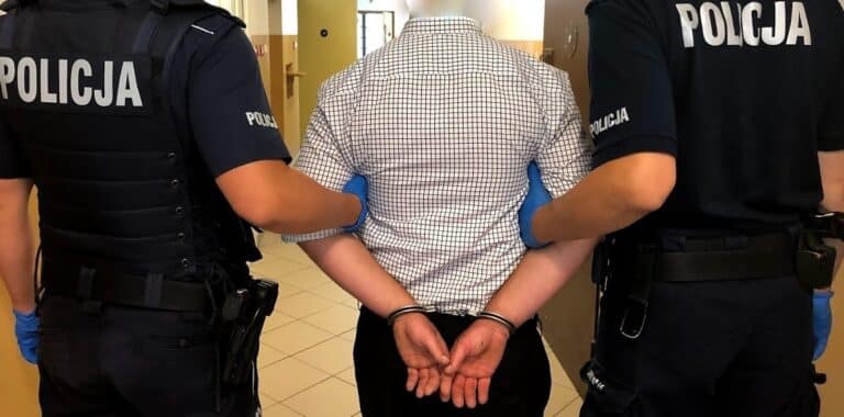 Pobił ofiarę, związał jej ręce i wrzucił do bagażnika. Wywi&oacute;zł na pole i zabił. Grozi mu dożywocie