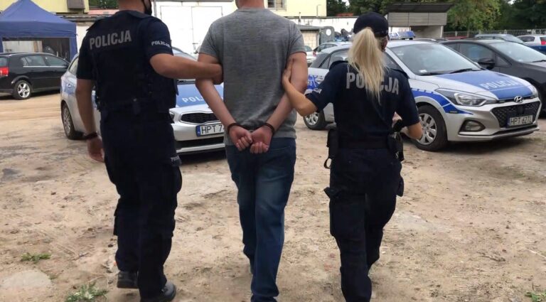 Brutalne pobicie w centrum miasta. Nieprzytomnego zostawili na trawniku i uciekli
