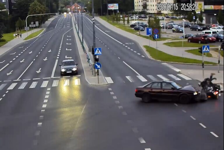 29-letni kierowca audi potrącił motocyklistę z pasażerką. Nagranie z ITS