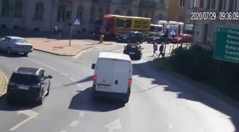 Jest nagranie z potrącenia na przejściu przy rondzie Bema