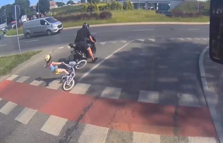 Potrącił ścigaczem 6-letnią dziewczynkę i uciekł. Matka poszukuje motocyklisty aby poni&oacute;sł karę