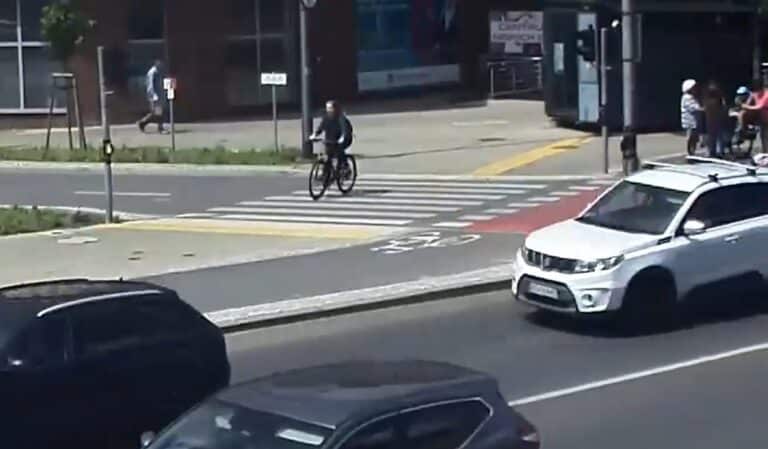 Rowerzystka na Placu Bema zasłabła i przewr&oacute;ciła się z 6-letnim dzieckiem w foteliku