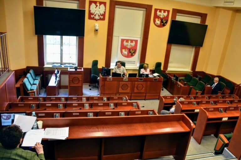 Zarząd wojew&oacute;dztwa warmińsko-mazurskiego z wotum zaufania
