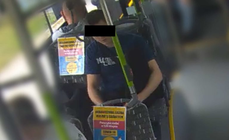 Szarpanina z &bdquo;kanarami&rdquo; w autobusie. Agresywny pasażer zrobił coś niepojętego żeby uciec