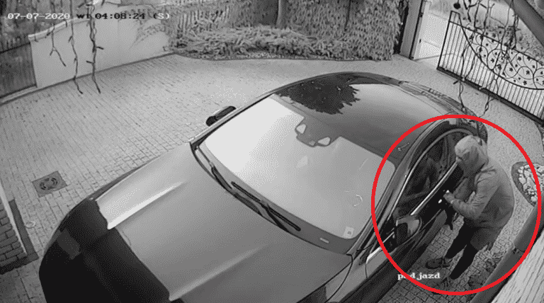 Luksusowy mercedes skradziony spod Olsztyna. Złodzieje użyli tzw. &bdquo;walizki&rdquo;. Jest nagranie z monitoringu