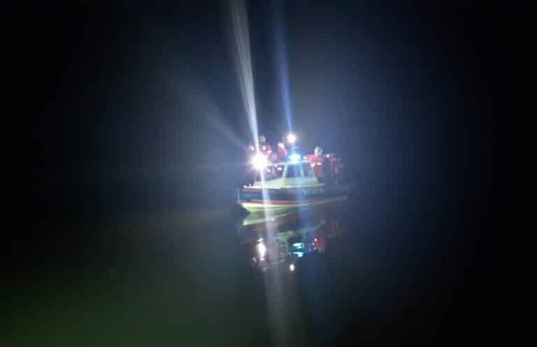 Raca nad jeziorem, trwały poszukiwania osoby, która potrzebuje pomocy