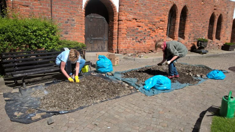 Oczyszczono studnię, mieszczącą się na dziedzińcu zamku w Olsztynie