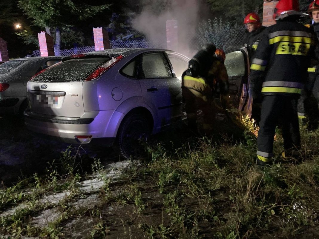 Auto na parkingu stanęło w płomieniach