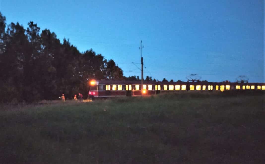 Pociąg z Morąga do Olsztyna potracił dwie osoby. Straż pożarna ewakuuje pasażerów
