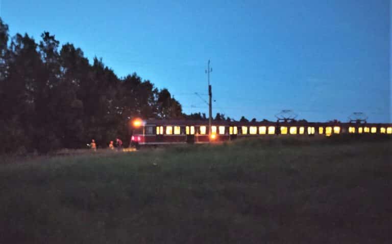 Pociąg z Morąga do Olsztyna potracił dwie osoby. Straż pożarna ewakuuje pasażer&oacute;w