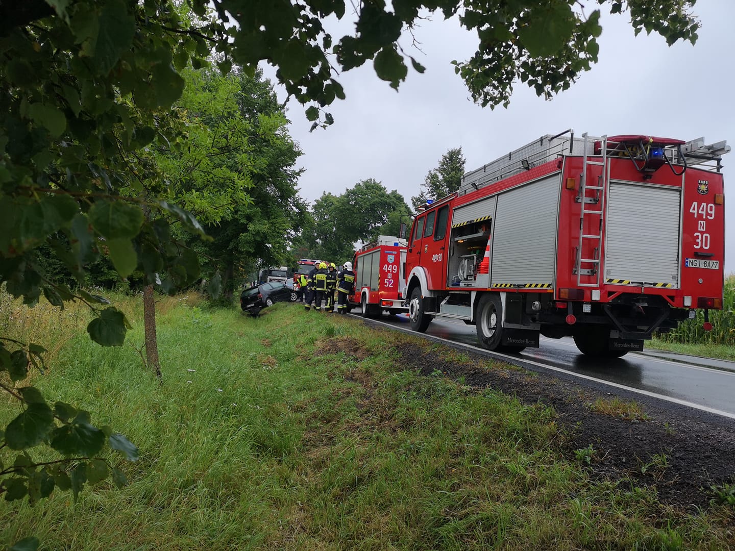 Zaskoczyła go mokra nawierzchnia, uderzył w drzewo. Jedna osoba w szpitalu