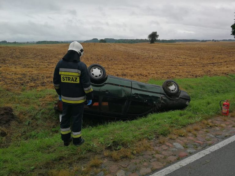 Nie dostosował prędkości, dachował z pasażerem